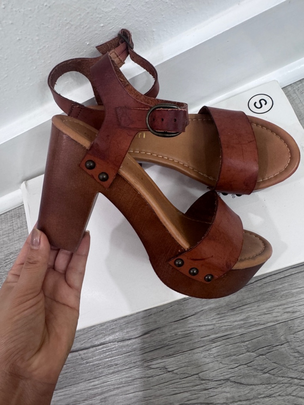 MADDEN GIRL Brown Faux Leather Platform Heels Sandals Size 6 Boho Retro - Picture 3 of 9